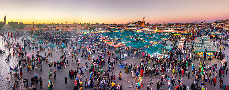 蓝色小时Djemaa El Fna广场库图比亚清真寺摩洛哥马拉喀什